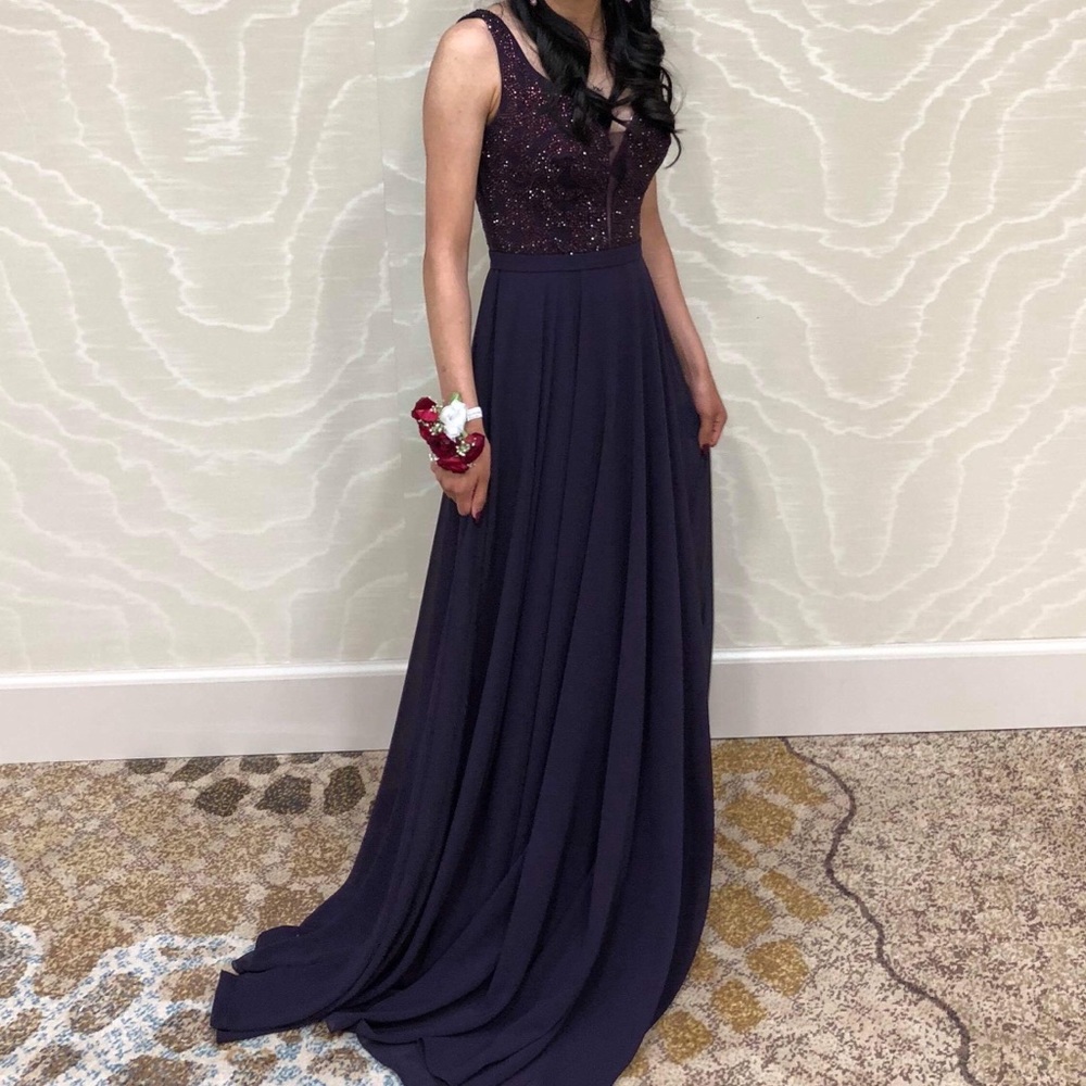 Beautiful dress only needed for one night!